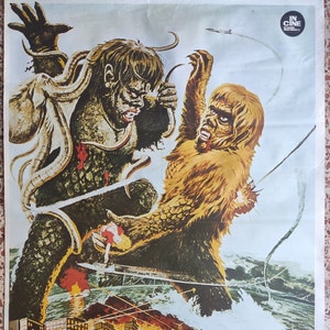 May include: A vintage movie poster for the film "La Batalla de los Simios Gigantes" depicting a dramatic scene of two giant ape-like creatures fighting in a city. The poster is in Spanish and features the names of the actors and director.