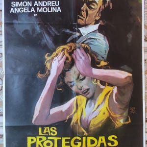 Op de afbeelding: Een vintage filmposter voor de Spaanse film "Las Protegidas" met een vrouw met blond haar in een geel topje en een man in een donker pak. De poster toont de titel van de film in grote, vetgedrukte letters en de namen van de acteurs en actrices in kleinere letters.