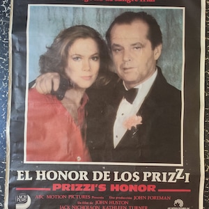 Puede incluir: Un póster de película vintage para la película "El Honor de los Prizzi" protagonizada por Jack Nicholson y Kathleen Turner. El póster presenta una foto en blanco y negro de los actores con atuendos formales, con el título de la película en letras grandes y en negrita.