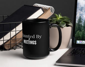 Haunted By Meetings schwarz Kaffeebecher | Lustige Büro-Kaffeetasse | Mitarbeiter Geschenk | Corporate Humor Tasse | Arbeit von zu Hause Geschenk