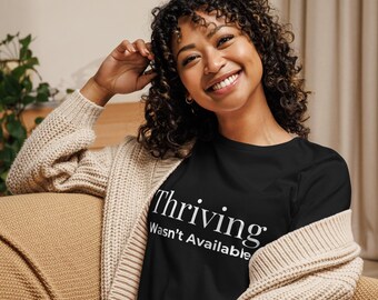 Gedeihen war nicht verfügbar Frauen entspanntes T-Shirt | Lustiges T-Shirt | Sarkastisches Shirt | Burnout Humor | Introvertiertes Geschenk | Minimalistisches Kleid