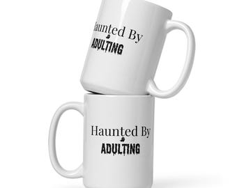 Haunted By Erwachsenenbildung weiße Kaffeetasse | Lustige Erwachsene Becher | Sarkastische Kaffeetasse | Tausendjähriges Geschenk | Büro Humor Becher