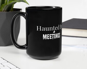 Haunted By Meetings Entspanntes T-Shirt | Lustiges Büro Shirt | Mitarbeiter Geschenk | Corporate Humor Tee | Arbeit von zu Hause Shirt