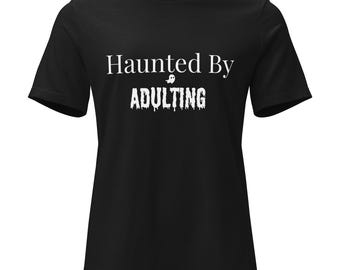 Verfolgt durch Erwachsene Frauen entspanntes T-Shirt | Lustiges Shirt für Erwachsene Millennial Humor T-Shirt | Introvertiertes Geschenk | Sarkastisches Grafik-T-Shirt