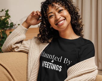 Haunted By Meetings Frauen entspanntes T-Shirt | Lustiges Büro Shirt | Mitarbeiter Geschenk | Corporate Humor Tee | Arbeit von zu Hause Shirt