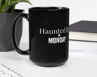Haunted By Montag Schwarze Kaffeetasse | Lustige Montag Tasse | Büro-Kaffeetasse | Mitarbeiter Geschenk | Arbeit Humor Becher