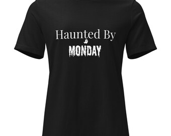 Haunted By Montag Frauen entspanntes T-Shirt | Lustiges Montag Shirt | Büro Humor T-Shirt | Mitarbeiter Geschenk | Sarkastisches Grafik-T-Shirt