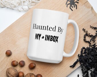 Haunted By My Inbox Weiß Kaffeetasse | Lustige Büro-Tasse | Arbeit von zu Hause Geschenk | Mitarbeiter Geschenk | Korporative Humor Tasse