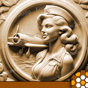 Op de afbeelding: Een gesneden houten reliëfsculptuur van een vrouw die een pet en een uniform draagt, met een klein vliegtuig op de achtergrond. Het beeld is in een ronde lijst en heeft een sepia-toon.