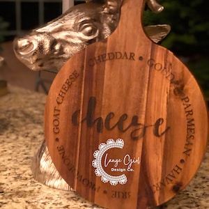 Handcrafted Round Acacia Wood Charcuterie Board with Handle, Cheese Cutting Board, Wooden Serving Tray, Kitchen Decor