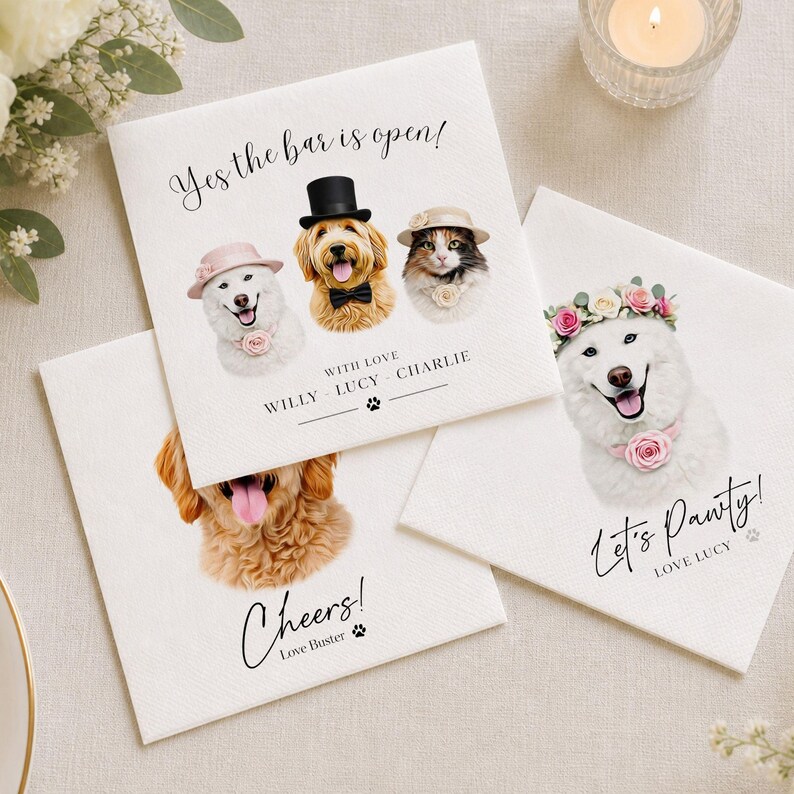 Op de afbeelding: Drie witte papieren servetten met gedrukte illustraties van huisdieren. E&eacute;n servet toont een hond met een roze hoed, een hond met een hoge hoed en een kat met een mutsje met de tekst Yes the bar is open! Een andere toont een hond met een bloemenkrans en de tekst Let's Pawty! De derde toont een gouden hond en de tekst Cheers!