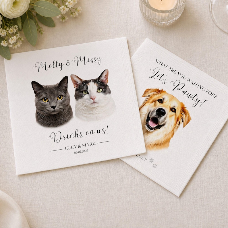 Op de afbeelding: Twee vierkante witte papieren servetten met aangepaste huisdierportretten. E&eacute;n servet toont een grijze kat en een wit-grijze kat met de tekst Molly & Missy, Drinks on us!, Lucy & Mark, 06.07.2026. De andere toont een gouden hond met de tekst What are you waiting for? Let's Pawty!