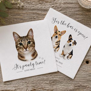 Op de afbeelding: Twee vierkante witte papieren servetten met huisdierportretten. E&eacute;n servet toont een bruine cyperse kat met de tekst It's pawty time! LOVE MILLY. De andere toont twee honden met de tekst Yes the bar is open! LOVE ARCHIE.