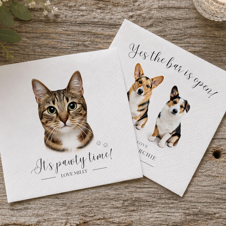 Op de afbeelding: Twee vierkante witte papieren servetten met huisdierportretten. E&eacute;n servet toont een bruine cyperse kat met de tekst It's pawty time! LOVE MILLY. De andere toont twee honden met de tekst Yes the bar is open! LOVE ARCHIE.