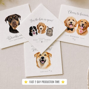 Op de afbeelding: Vier vierkante witte papieren servetten met aangepaste huisdierportretten. E&eacute;n toont een Rottweiler met de tekst Drinks on Love Walter. Een andere toont een hond, kat en hond met Yes the bar is open Willy Lucy Charlie. E&eacute;n toont twee honden met Cheers to forever Walt & Lucy. E&eacute;n toont een hond met Let's party Love Lucy.
