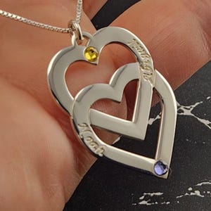 Collar personalizado con nombres de doble corazón y piedras de nacimiento - Collar personalizado para mamá con nombres de niños - Collar de corazón como regalo para el Día de la Madre