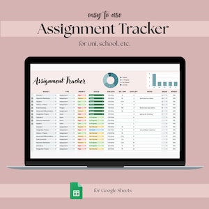 Könnte beinhalten: Ein Laptop-Bildschirm zeigt eine "Assignment Tracker"-Tabelle. Die Tabelle ist mit Spalten für Fach, Typ, Priorität, Status, Fälligkeitsdatum und Note organisiert. Der Text "easy to use" und "for uni, school, etc." stehen über dem Bildschirm. Unten befindet sich ein Google Sheets-Symbol.