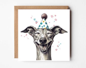 Può includere: Un biglietto d'auguri quadrato con un'illustrazione dettagliata di un levriero con gli occhi chiusi e la bocca aperta in un ampio sorriso. Il cane indossa un cappellino da festa conico a pois blu e gialli e un pon pon marrone.