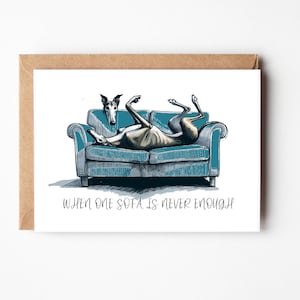 Biglietto d'auguri con un levriero su un divano, divertente biglietto d'auguri con un cane, auguri con un levriero, messaggio grafico, biglietto vuoto con animali