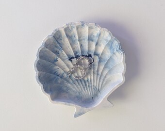 Plateau en béton Jesmonite Sea Shell en marbre bleu, blanc et noir