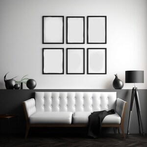 Puede incluir: Un sof&aacute; blanco con una manta negra en una sala de estar moderna con una pared de galer&iacute;a en blanco y negro de seis impresiones enmarcadas y una l&aacute;mpara de pie negra.