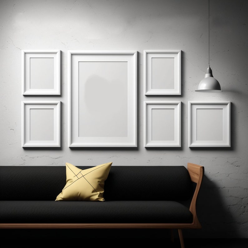 Puede incluir: Un sof&aacute; negro con un coj&iacute;n amarillo delante de una pared blanca con seis marcos de fotos blancos. Los marcos est&aacute;n dispuestos en forma de cuadr&iacute;cula. Una l&aacute;mpara cuelga del techo sobre el sof&aacute;.