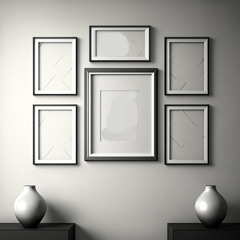Puede incluir: Una pared blanca con seis marcos de fotos negros de diferentes tama&ntilde;os. Los marcos est&aacute;n dispuestos de forma sim&eacute;trica. Dos jarrones de cer&aacute;mica blanca se encuentran en la parte inferior de la imagen.