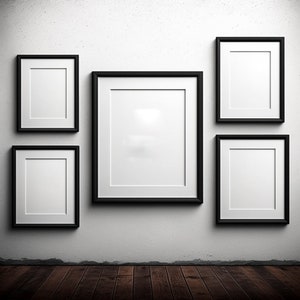 Puede incluir: Cinco marcos de fotos negros con paspart&uacute;s blancos est&aacute;n dispuestos en una pared blanca. Los marcos son de diferentes tama&ntilde;os y est&aacute;n colgados en un patr&oacute;n escalonado.