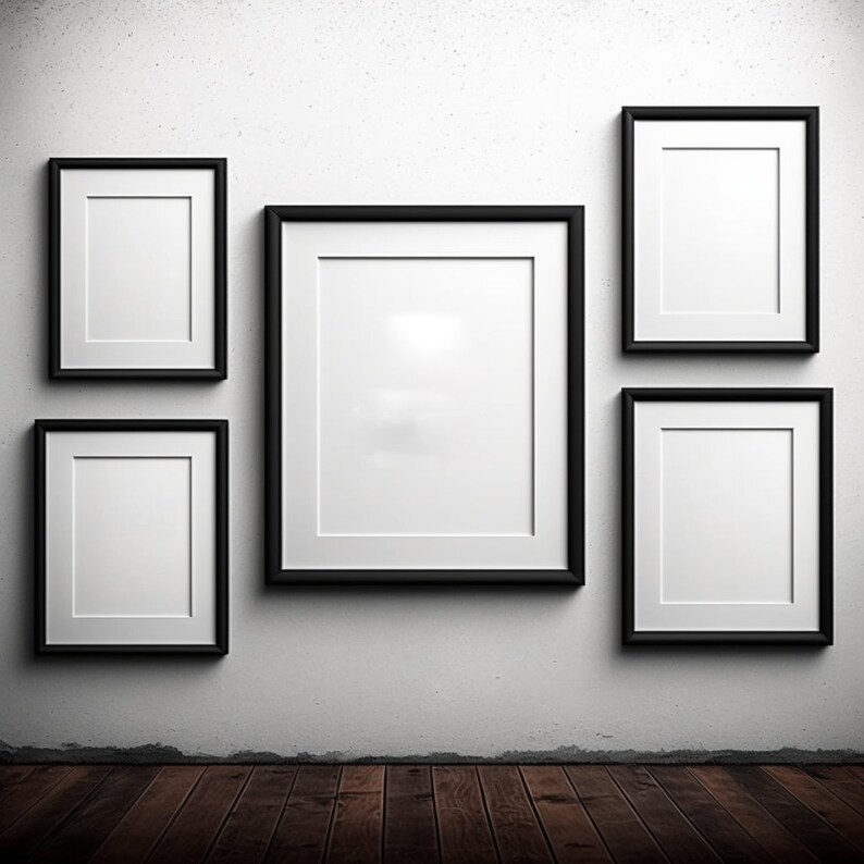 Puede incluir: Cinco marcos de fotos negros con paspart&uacute;s blancos est&aacute;n dispuestos en una pared blanca. Los marcos son de diferentes tama&ntilde;os y est&aacute;n colgados en un patr&oacute;n escalonado.