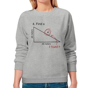 Puede incluir: Una sudadera gris claro con un gr&aacute;fico de un tri&aacute;ngulo y el texto "4. Find x". Los lados del tri&aacute;ngulo est&aacute;n etiquetados como "48 metros" y "26 metros". Un c&iacute;rculo rojo y una flecha apuntan a la "x" con el texto "I found it".