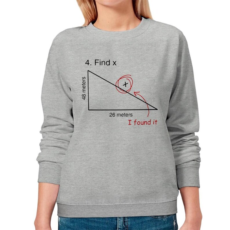 Puede incluir: Una sudadera gris claro con un gr&aacute;fico de un tri&aacute;ngulo y el texto "4. Find x". Los lados del tri&aacute;ngulo est&aacute;n etiquetados como "48 metros" y "26 metros". Un c&iacute;rculo rojo y una flecha apuntan a la "x" con el texto "I found it".