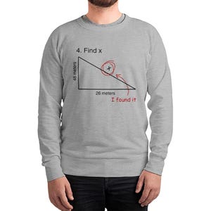 Puede incluir: Sudadera gris claro con un gr&aacute;fico de un tri&aacute;ngulo y el texto "4. Find x". El tri&aacute;ngulo tiene medidas de 48 metros y 26 metros. El texto "I found it" est&aacute; escrito debajo del tri&aacute;ngulo.