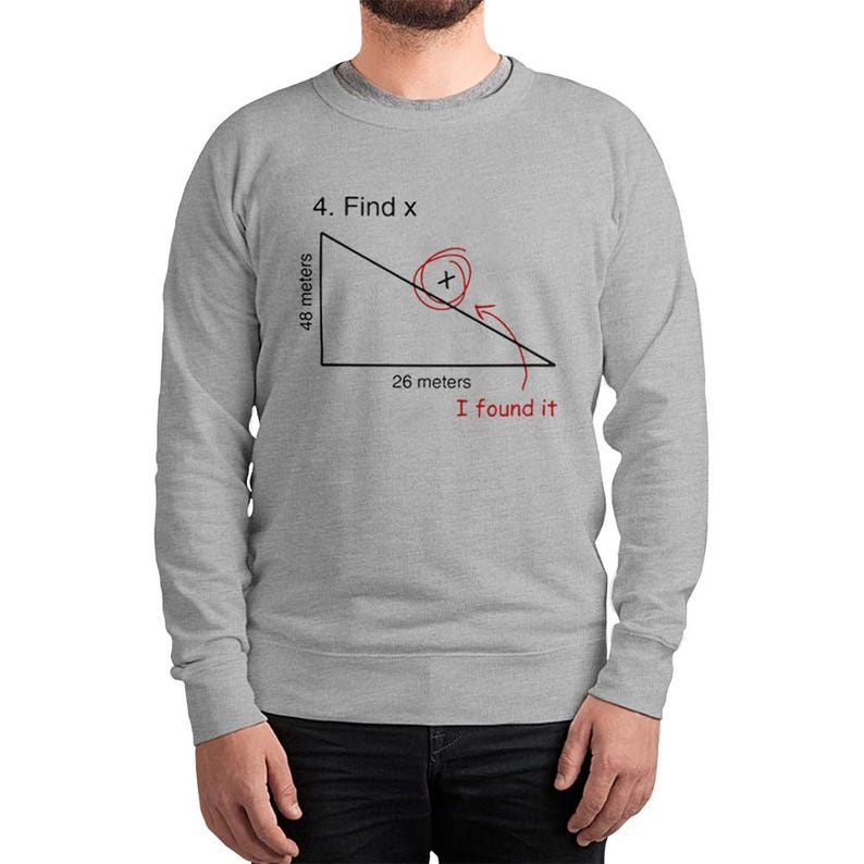 Puede incluir: Sudadera gris claro con un gr&aacute;fico de un tri&aacute;ngulo y el texto "4. Find x". El tri&aacute;ngulo tiene medidas de 48 metros y 26 metros. El texto "I found it" est&aacute; escrito debajo del tri&aacute;ngulo.