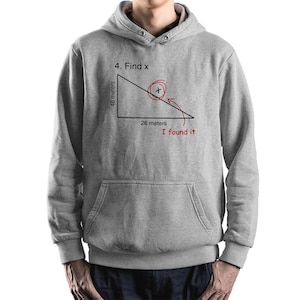 Puede incluir: Sudadera con capucha gris claro con bolsillo delantero y un gr&aacute;fico de un problema de matem&aacute;ticas. El problema pide "Encuentra x" con un tri&aacute;ngulo etiquetado 48 metros y 26 metros. El texto "I found it" est&aacute; debajo.