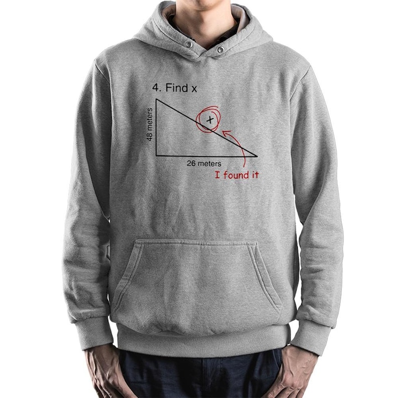Puede incluir: Sudadera con capucha gris claro con bolsillo delantero y un gr&aacute;fico de un problema de matem&aacute;ticas. El problema pide "Encuentra x" con un tri&aacute;ngulo etiquetado 48 metros y 26 metros. El texto "I found it" est&aacute; debajo.