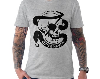 Pode incluir: Uma camiseta cinza com um gráfico preto de caveira e cobra. O gráfico inclui o texto "Outer Haven".