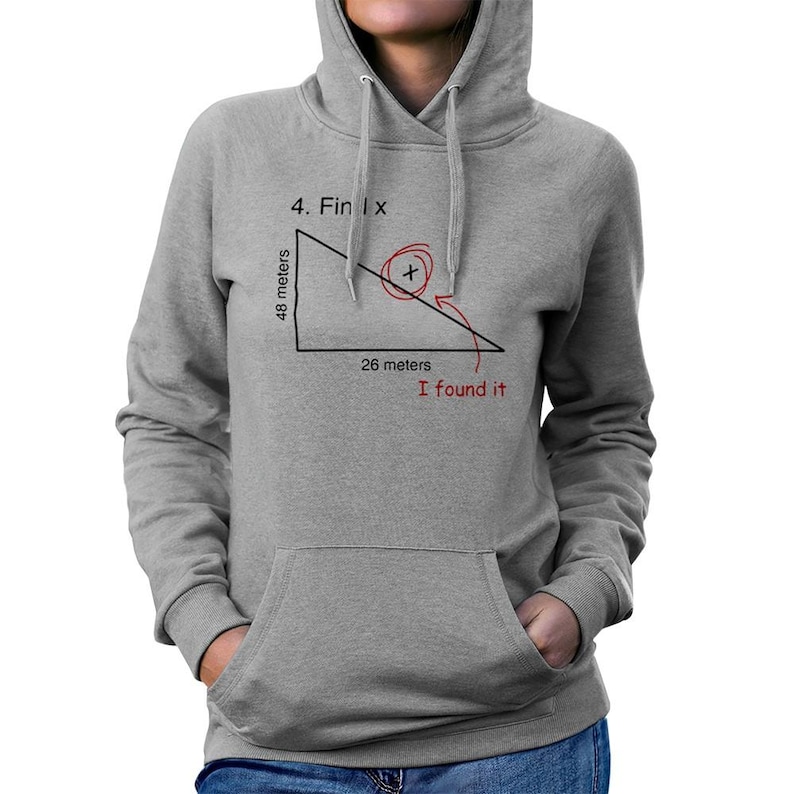 Puede incluir: Una taza de cer&aacute;mica blanca con un asa negra y el texto "But First, Coffee" en negrita negra. La taza est&aacute; sobre una superficie de madera. La taza mide aproximadamente 10 cm de alto.