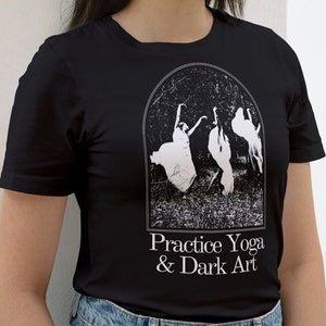 T-shirt de sorcellerie, t-shirt de yoga, mode de sorcellerie, t-shirt gothique drôle, hauts effrayants, t-shirt occulte, vêtements alternatifs, t-shirt maudit, image 1
