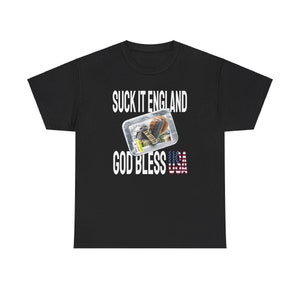 Può includere: Maglietta nera con il testo "SUCK IT ENGLAND" e "GOD BLESS USA" con una grafica della bandiera americana.