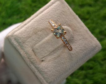 Anillo de amatista verde hecho a mano: talla cojín, plata de ley bañada en oro rosa