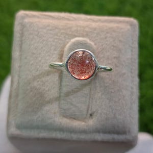 Anillo de cuarzo fresa hecho a mano: engaste de bisel de plata de ley 925