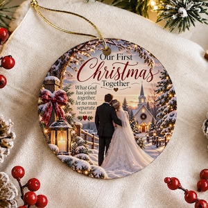 Puede incluir: Un adorno navideño redondo de cerámica con una imagen impresa de una pareja de novios frente a una iglesia en la nieve. El texto dice Our First Christmas Together y What God has joined together, let no man separate. Mark 10:9.