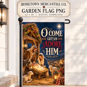 Può includere: Una bandiera da giardino rettangolare con una scena della natività, un asino e pecore sotto un cielo stellato. Il testo recita O COME LET US ADORE HIM. Sopra, un cartello mostra HOMETOWN MERCANTILE CO. GARDEN FLAG PNG 12 x 18.