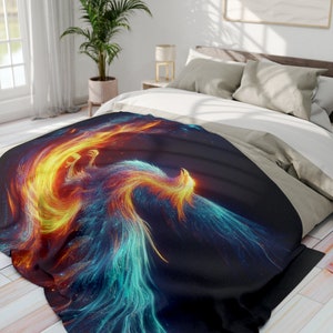 Könnte beinhalten: Ein schwarzer Bettbezug mit einem abstrakten, farbenfrohen Design aus zwei Phönixen, einer in Orange- und Gelbtönen, der andere in Blau- und Grüntönen, auf einem dunklen Hintergrund.