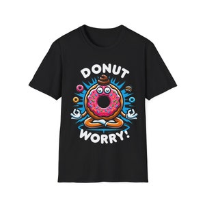 Puede incluir: Camiseta negra con un donut meditando y el texto "Donut Worry!" en blanco.