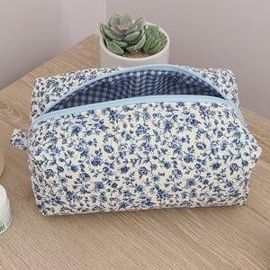 Trousse de maquillage florale, Trousse de maquillage matelassée, Jolie trousse de maquillage, Trousse de maquillage carrée, Trousse de maquillage florale bleue, Trousse de voyage matelassée,
