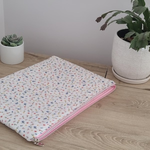 Gesteppte Laptoptasche mit Blumenmuster, bauschige MacBook Tasche aus Baumwolle