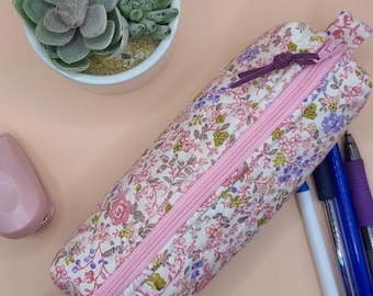 Estuche para lápices acolchado floral hecho a mano / Estuche delgado con cremallera, tela de algodón, bolso escolar o de oficina