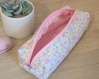 Estuche para lápices floral hecho a mano: Estuche acolchado con cremallera para artículos de papelería
