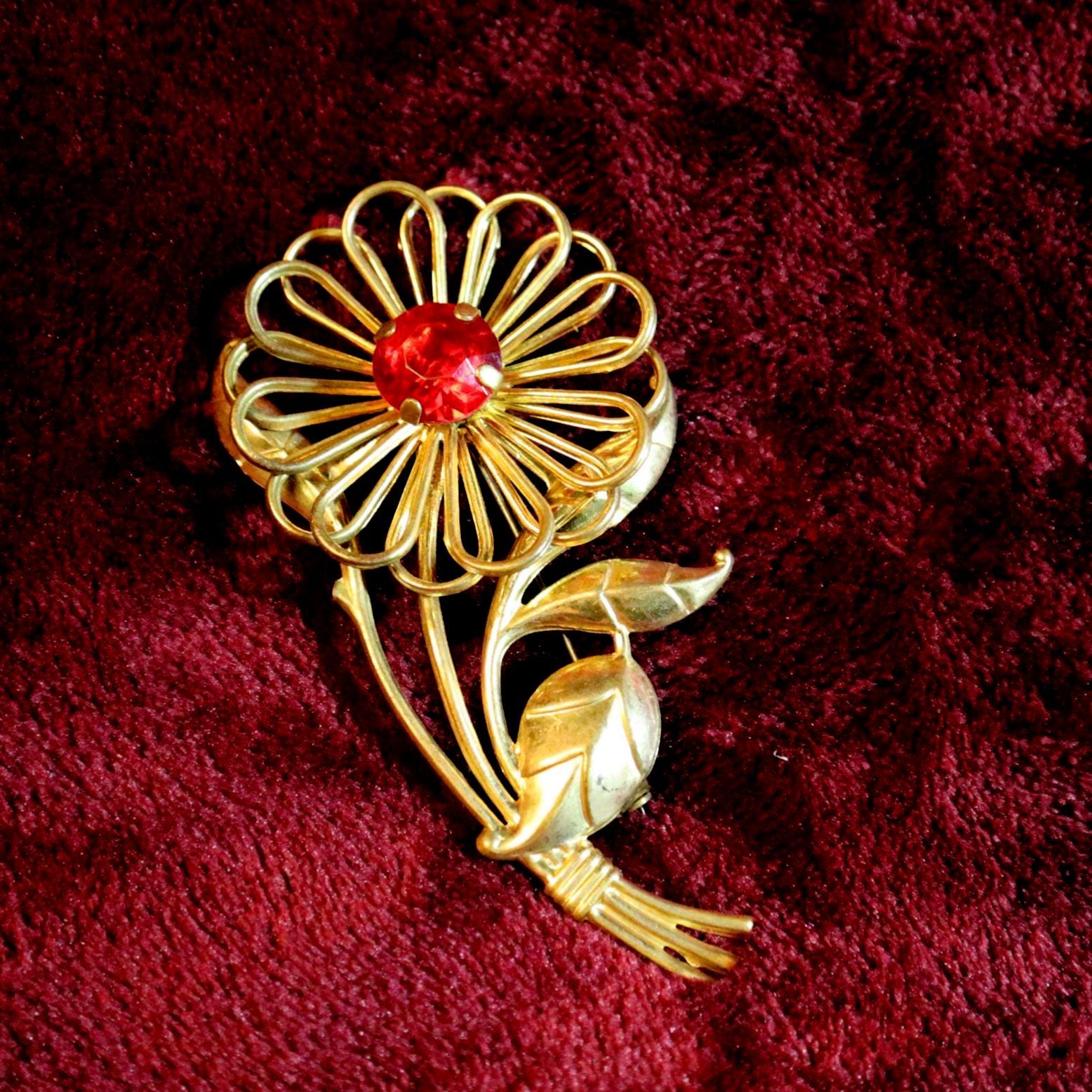 Vintage 1940s Gold Wire Flower Brooch Dimensional Red Rhinestone